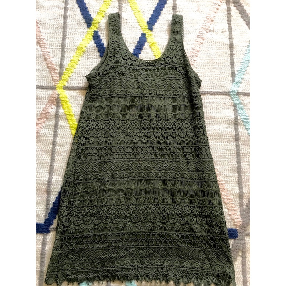 H&M’s Emerald Green Lace Dress
